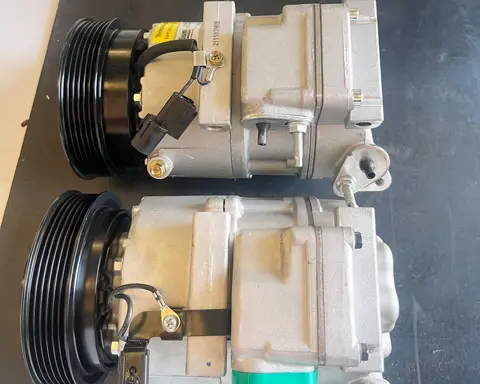 Dos compresores de aire acondicionado nuevos preparados para su entrega.