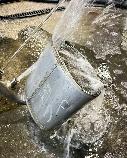 Lavado con agua a presión de la cerámica de un filtro de partículas abierto.