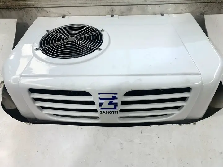 Unidad condensadora Zanotti instalada en el techo de un vehículo frigorífico.