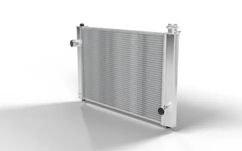 Radiador de motor de aluminio con sus dos depósitos laterales y las tomas de entrada y salida de agua