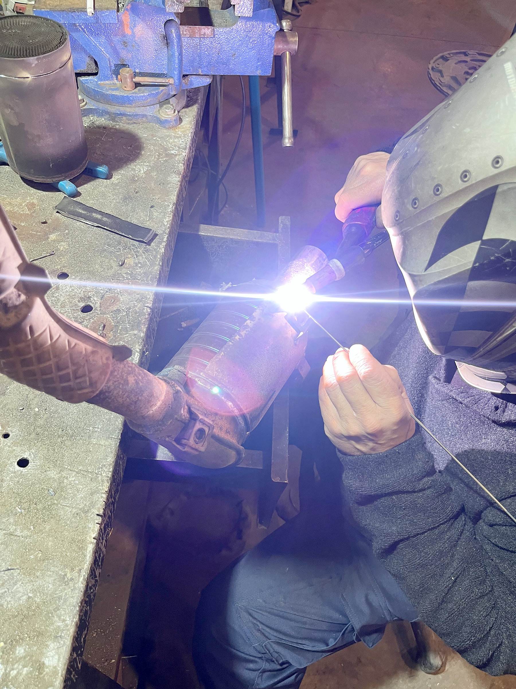 Soldadura TIG de un tubo de escape en el taller de IBAÑEZ CLIMA.